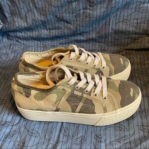 Steve Madden Emma camo platform sneaker like new 8